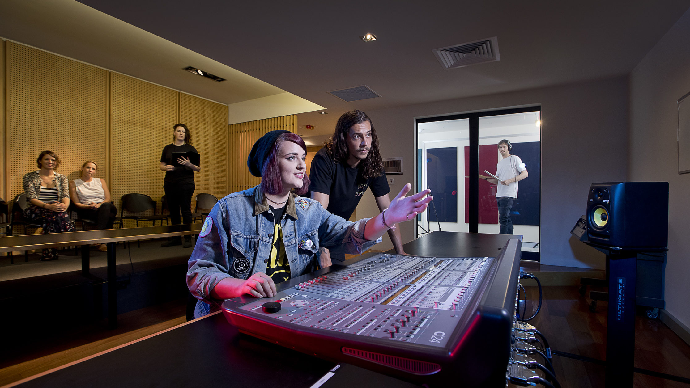 SAE_AUS_Image_BNE_Audio_Student_and_Lecturer_on_Audio_Desk Audio Student and Lecturer on Audio Desk