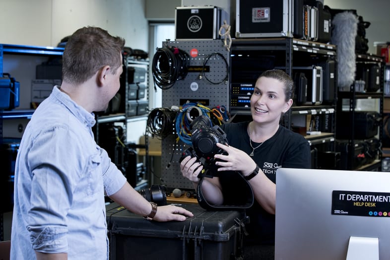 SAE_AUS_Image_BNE_Tech_Tech_Team_with_a_Student SAE Tech Support