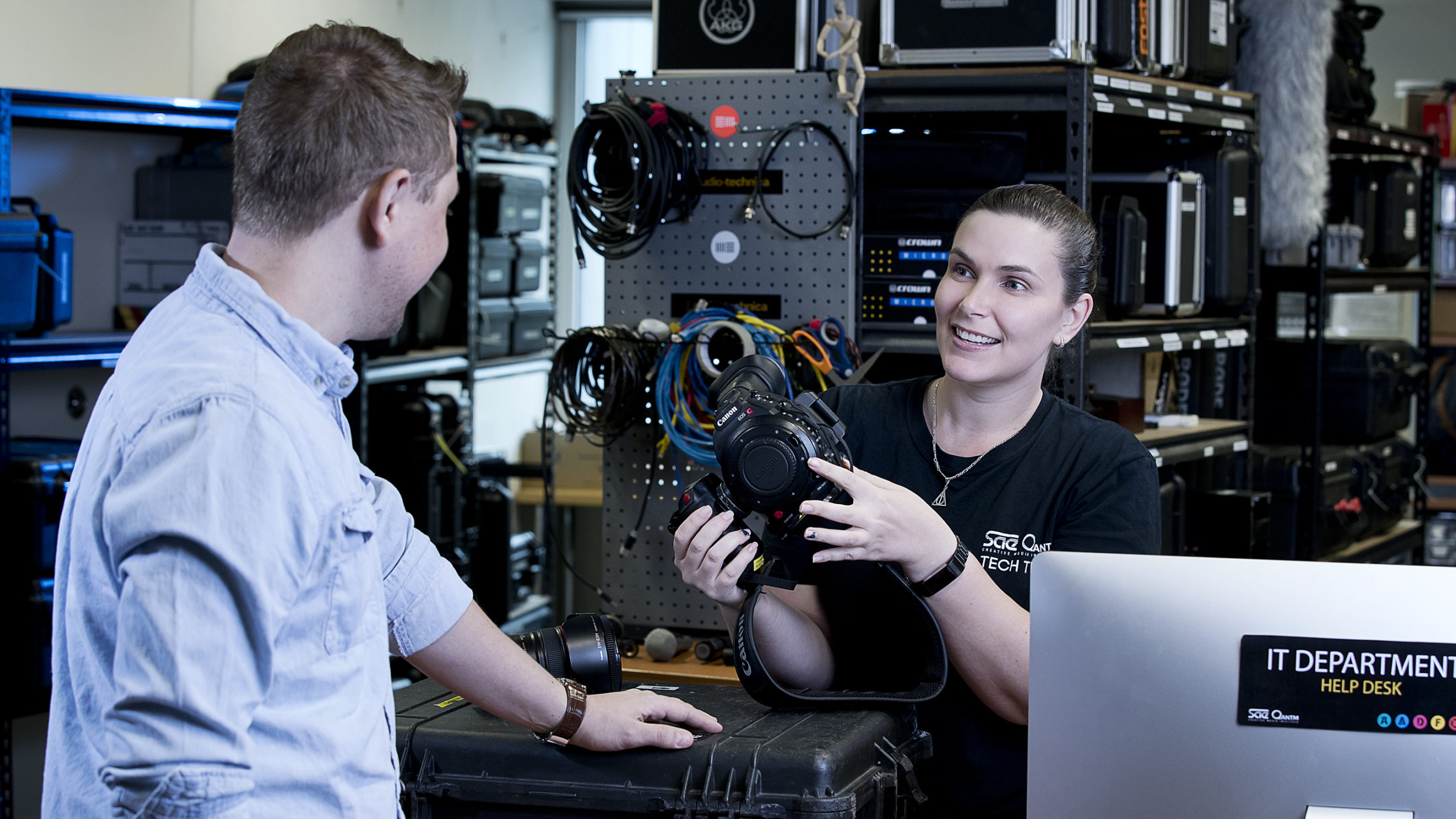 SAE_AUS_Image_BNE_Tech_Tech_Team_with_a_Student_hnoqag SAE Tech Team
