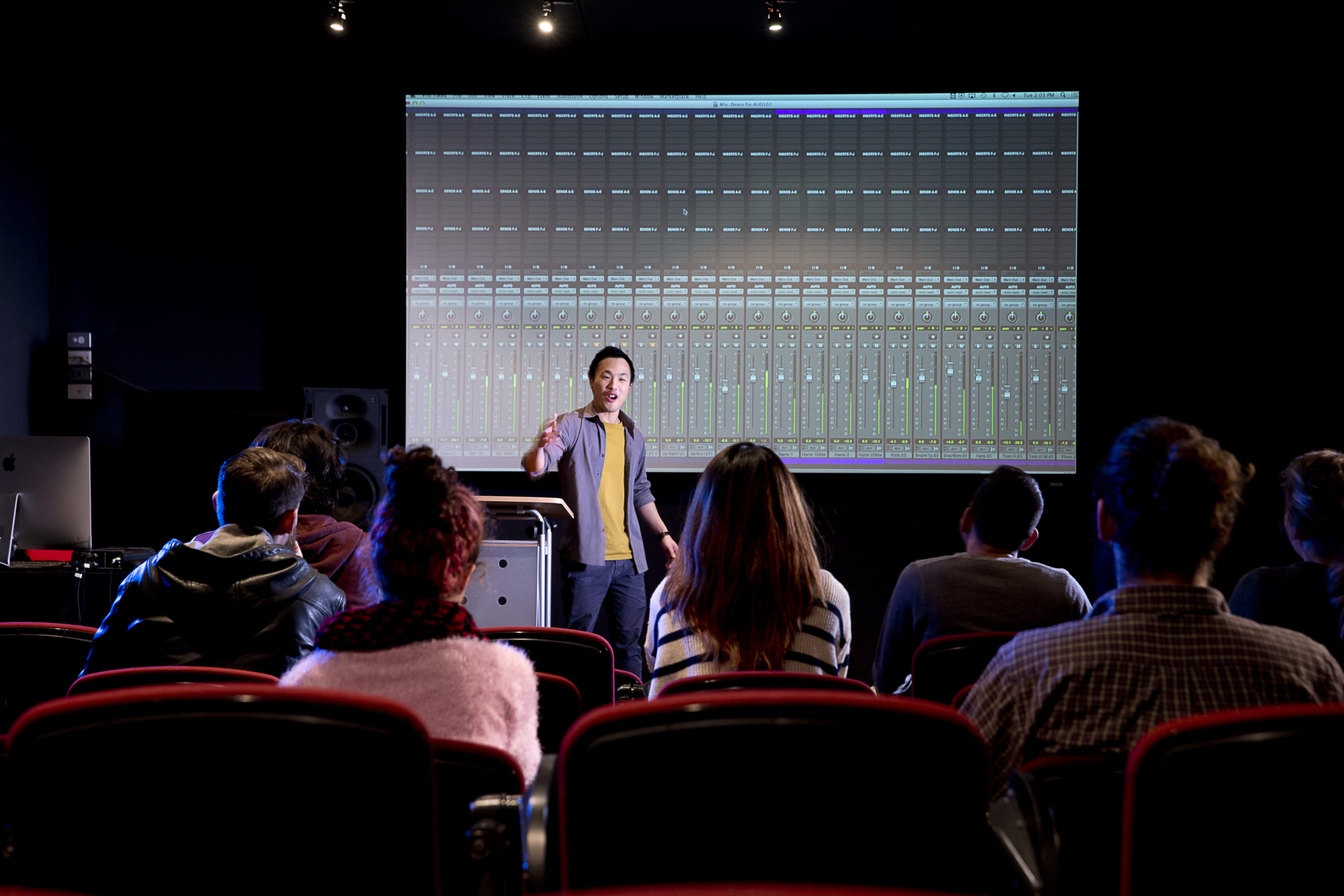 SAE_AUS_Image_MEL_Students_and_Lecturer_in_Lecture_Theatre Melbourne Students and Lecturer in Lecture Theatre