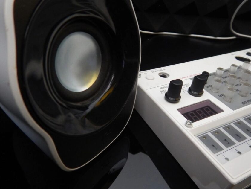 perbedaan audio mono dan stereo