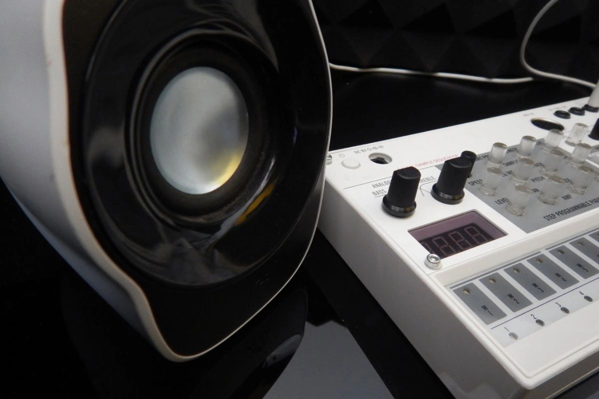 perbedaan audio mono dan stereo